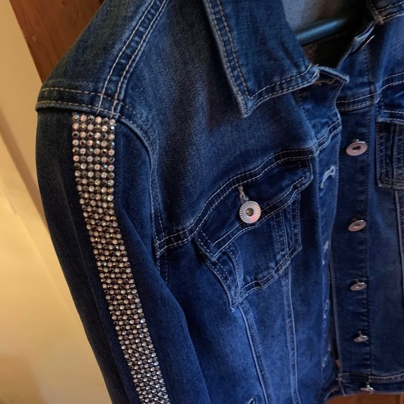 Jeans Jacket, Laura with discreet luxery on the sleeves (small stones)., Size 6. - Picture 6 of 12